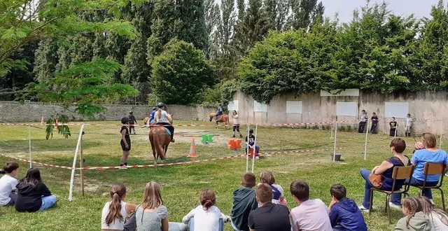photo  les élèves de 6e de l’atelier médiation équine ont pu démontrer leur progrès devant leurs parents.  &copy;  le maine libre 