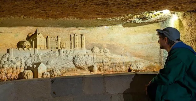 photo  à saumur, pierre et lumière recrée l’anjou en miniature, sculpté dans la galerie troglodytique, à même la paroi de tuffeau.  &copy;  tiphaine crézé 