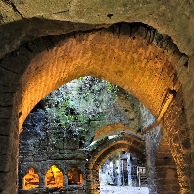 photo à doué-en-anjou, troglodytes et sarcophages a la particularité d’avoir étéune carrière de production de sarcophages au début du moyen-âge.  ©  didier chabot