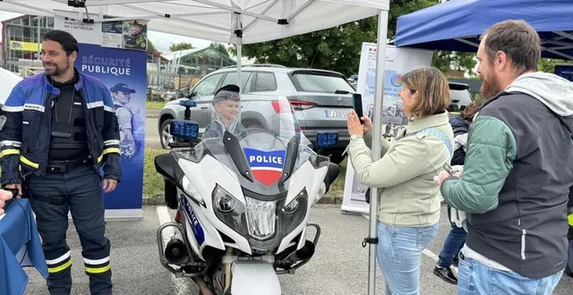 photo  le public a pu essayer la moto de la police nationale pendant la journée des uniformes organisée à alençon (orne).  &copy;  ouest-france 