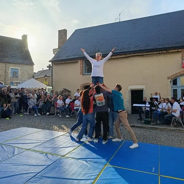 photo cécile dantin, la cheffe de l’orchestre crescendo, s’est laissée portée lors d’une des figures.  ©  ouest-france