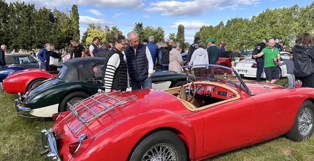 photo  les véhicules exposés sur le site du moulin de neuville-sur-sarthe.  &copy;  archives ouest-france 