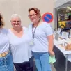 photo  au centre, chantal dauphin, présidente de l’association des personnes âgées de l’hôpital, et les deux animatrices, aurélie bisson (à droite) et lucie david(à gauche). à droite, un stand d’objets. 