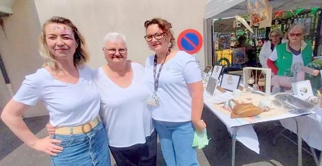 photo  au centre, chantal dauphin, présidente de l’association des personnes âgées de l’hôpital, et les deux animatrices, aurélie bisson (à droite) et lucie david(à gauche). à droite, un stand d’objets.  &copy;  ouest-france 