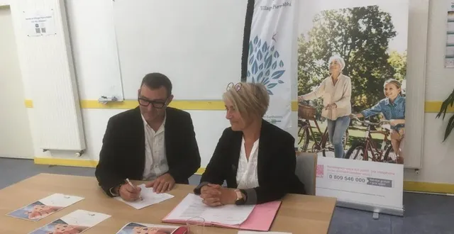 photo  grégory forst, responsable secteur sud-ouest de just, et isabelle raimbault, adjointe aux solidarités, signant la convention liant la mutuelle just et la commune de saint-barthélemy-d’anjou.  &copy;  co. 