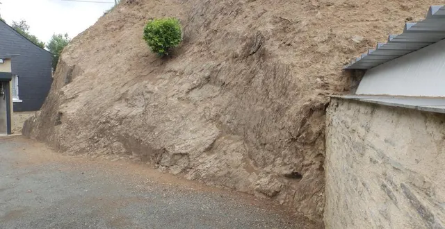 photo  le rocher et une bande de terre communale, située au-dessus, entretenus pendant plus de 30 ans par un couple de riverains au lieu-dit moiron, ont fait l’objet d’un arrangement à l’amiable.  &copy;  co 