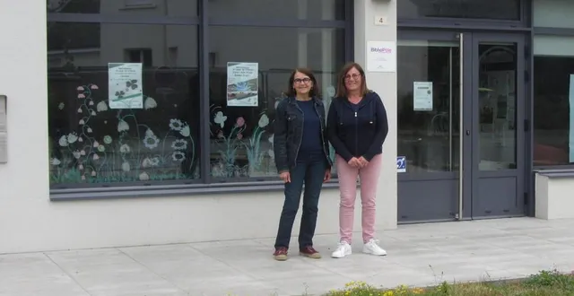 photo  au cœur du village, la bibliothèque proposera samedi prochain une animation extérieure baptisée saint-léger plage. « on goûtera une lecture, on dessinera, on jouera, » affirment sylvie gachot et sylvie rousse.  &copy;  co 