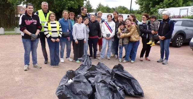 photo  les jeunes du cmj ont organisé un ramarchage.  &copy;  le maine libre 