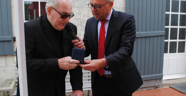 photo  à l’issue du dépôt de gerbes à la stèle, frédéric mortier a remis la médaille de la ville à gérard cerisier pour son dévouement à l’édification de la stèle.  &copy;  co 