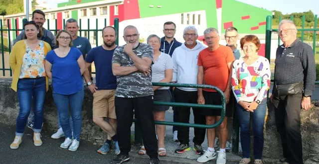 photo  devant le gymnase robert chevalier, jean havas, (à droite), accompagné des membres du club et de bruno ruel, (au centre).  &copy;  ouest-france 