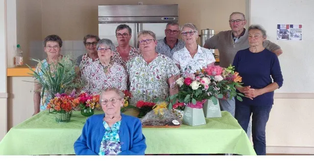 photo  maryline sangleboeuf, (au 1er rang 3e à gauche), accompagnée des adhérents du club, suzanne triboudeau, assise s’est vue offrir des compositions fleuries.  &copy;  maryline sangleboeuf. 