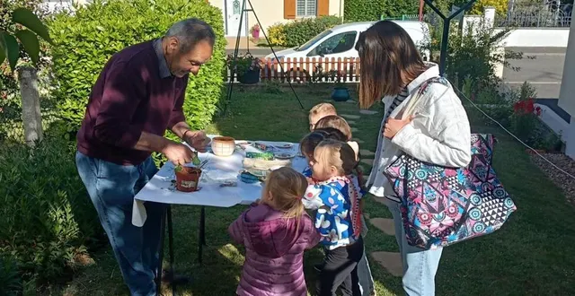 photo  découverte de graines avec bernard jarossay.  &copy;  ouest-france 