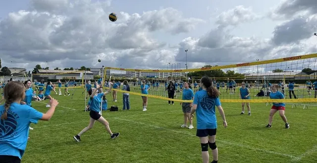 photo  l’événement de festivolley a accueilli environ 700 jeunes des pays de la loire à la ferté-bernard ce dimanche 8 juin 2025.  &copy;  le maine libre 