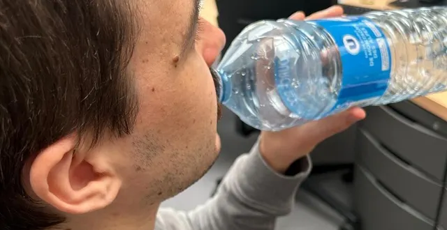 photo  utiliser plusieurs fois sa bouteille d’eau n’est pas conseillé.  &copy;  illustration le maine libre 