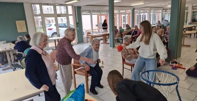 photo  les jeunes du skouad' partagent avec les résidents de l’ehpad leur expérience d’organisation d’un tournoi de basket.  &copy;  cascade 