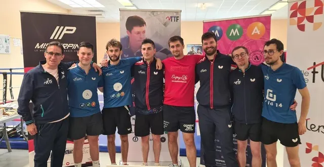 photo  jean-michel maillard (à gauche) et l'ensemble de l'équipe de national 3.  &copy;  ouest-france 