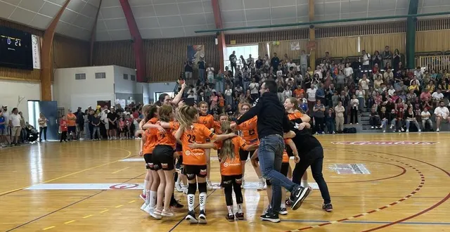 photo  explosion de joie pour l’équipe u11 de connerré après avoir remporté le match 34 à 30, face au hbc sablé.  &copy;  ouest-france 