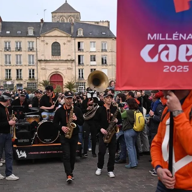 Les festivités de l’inauguration du Millénaire fin mars 2025 ont débuté par trois parades de fanfare, comme ici place Saint-Sauveur. MARTIN ROCHE photo les festivités de l’inauguration du millénaire fin mars 2025 ont débuté par trois parades de fanfare, comme ici place saint-sauveur. © martin roche