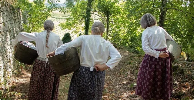 photo  trois vieilles femmes revenant du lavoir remontent le temps.  &copy;  compagnie cacho fio 