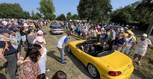 photo  les propriétaires de voitures ont joué le jeu, attirant beaucoup de monde ce lundi 9 juin à 