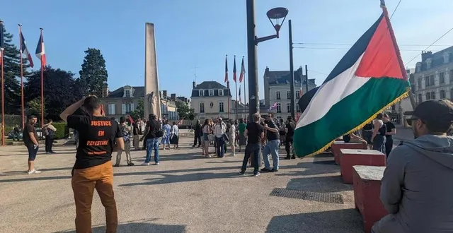 photo  une centaine de personnes étaient rassemblées devant la préfecture de la sarthe, lundi 9 juin 2025.  &copy;  ouest-france 