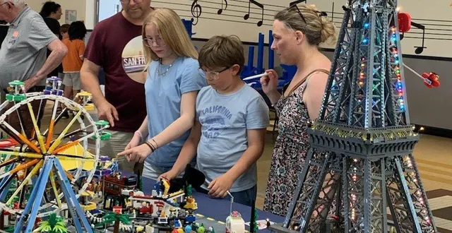 photo  il n’y a pas d’âge pour aimer l’univers des briques lego.  &copy;  le maine libre 