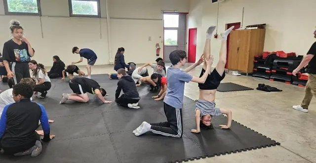 photo  les élèves ont été initiés à divers équilibres au sol.  &copy;  le maine libre 