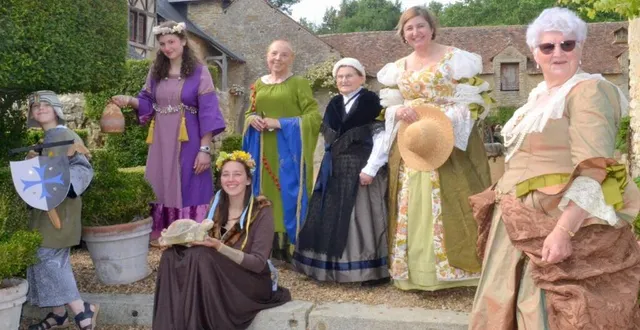 photo  les visiteurs étaient accueillis par des guides en costumes d’époque, ici à l’entrée du jardin à la française.  &copy;  le maine libre 