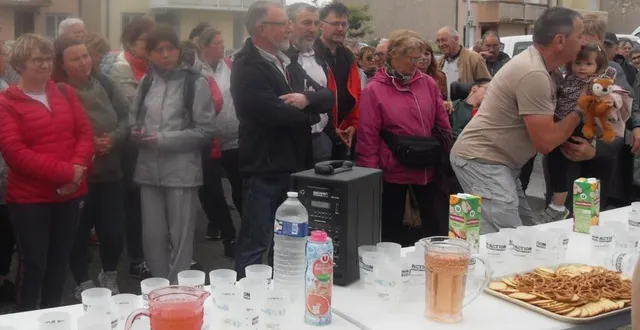 photo  plus de trois cents randonneurs ont, malgré un temps breton, participé avec enthousiasme aux festivités.  &copy;  le maine libre 