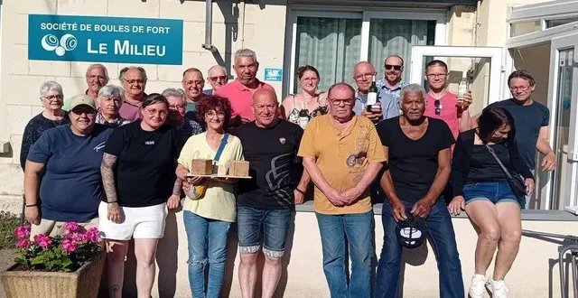 photo  samedi 17 mai, la société du milieu à mazé a organisé son premier concours de boules carrées. celui-ci, qui a réuni près de vingt équipes, s’est déroulé sous le soleil et s’est terminé en soirée par un repas barbecue. sabrina et patrick ont fini 1er devant laura et déborah. le prochain événement, le traditionnel concours de pétanque, se déroulera samedi 26 juillet.  &copy;  document remis 