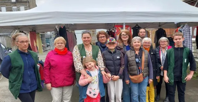 photo  des bénévoles de l’association des fourmis fertoise et ceux de la friperie des familles, lors de l’ouverture commune.  &copy;  ouest-france 
