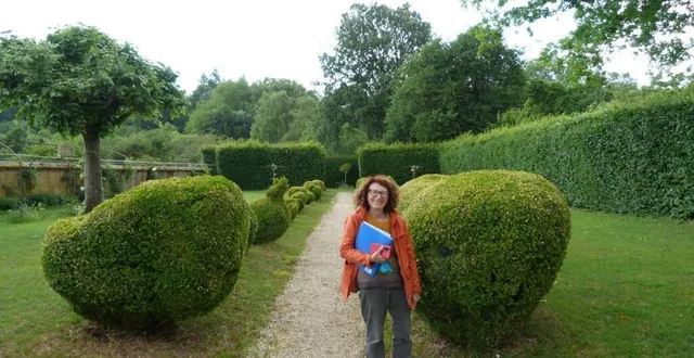 photo  catherine copleutre devant ses buis qu’elle a redécouvert sous une végétation de 30 ans.  &copy;  ouest-france 