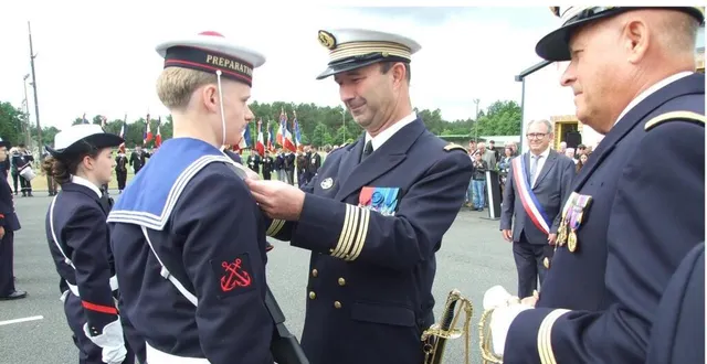 photo  devant leurs proches venus nombreux, les stagiaires ont reçu avec émotion leur insigne.  &copy;  ouest-france 
