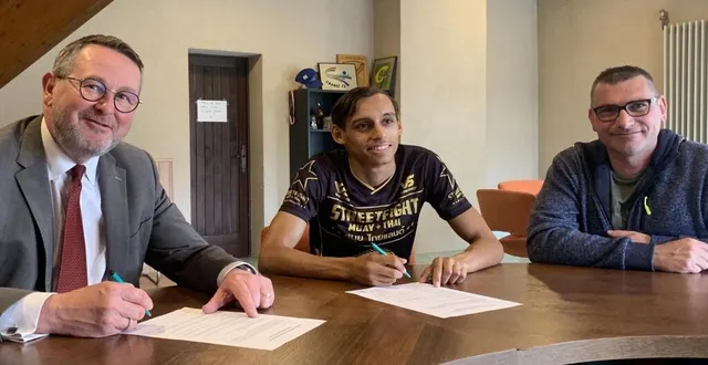 photo  rayan souidi et yves-marie hervé signent la convention de soutien, en présence de stéphane morin, adjoint au développement sportif.  &copy;  ouest-france 