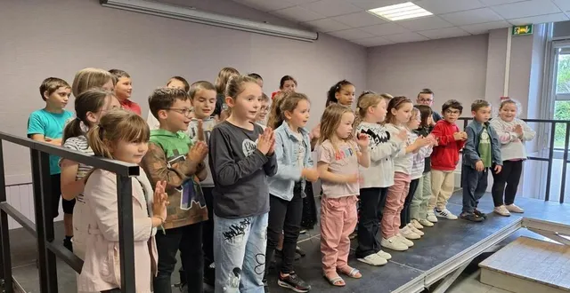 photo  les élèves de l'école publique ont tenu à souhaiter la bienvenue à la délégation allemande, en présentant des chansons en allemand.  &copy;  ouest-france 