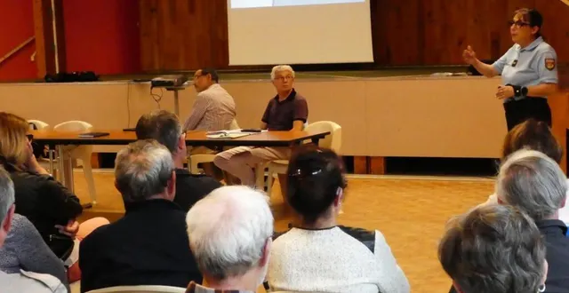 photo  animée par la gendarmerie, la réunion sur la vidéoprotection dans la commune, dont la mise en service est imminente, a rassemblé près de 120 personnes.  &copy;  ouest-france 