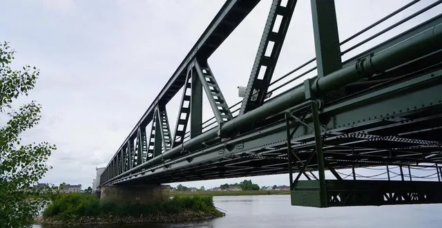 photo  le pont de saint-mathurin est repeint en vert, la même couleur que celle de 1997.  &copy;  ouest-france 