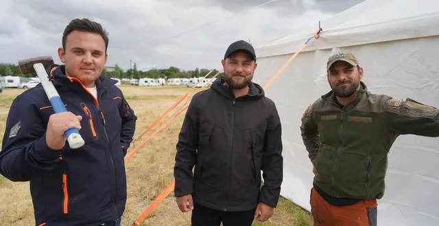 photo  « au sein de la mission, chaque diacre a sa responsabilité : s’occuper de l’eau, de l’électricité ou des ordures. on garde notre terrain propre pour ceux qui s’installent après nous. » levy, brad et alain, trois diacres de la mission évangélique sur l’aire de grand passage de la baumette, à angers.  &copy;  ouest-france 