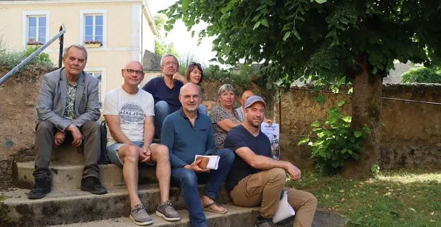 photo  l’association patrimoine d’asnières et quelques-uns des intervenants que l’on retrouve à asnières des bois, les 14 et 15 juin 2025 dans le petit village d’asnières-sur-vègre.  &copy;  ouest-france 