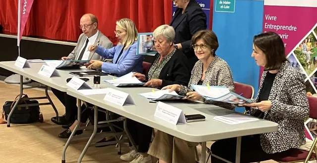 photo  arnaud du manoir directeur adjoint de la msa ; cécile bonamy, directrice de la caf ; joëlle charrier, annyvonne auffret, directrice de l’ars ; bénédicte samson, directrice de la cpam. debout, stéphanie lefèvre, responsable des services d’accès aux droits et de proximité sociale à la communauté de communes anjou loir-et-sarthe.  &copy;  ouest-france 