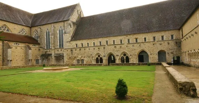 photo  des ateliers et visites guidées permettront aux visiteurs de découvrir les récentes fouilles menées à l’abbaye royale de l’épau, à l’occasion des journées européennes de l’archéologie.  &copy;  archives of 