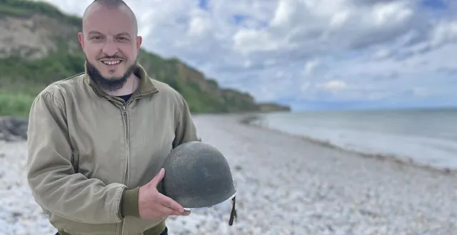 photo  julien tanguy est normand et passionné de militaria depuis l’enfance. il est ici sur la page d’omaha beach, avec en main un casque authentique de la 29e division d’infanterie américaine, qu’il a déniché et qui est aujourd’hui exposé au musée d-day omaha, à vierville-sur-mer (calvados).  &copy;  ouest-france 