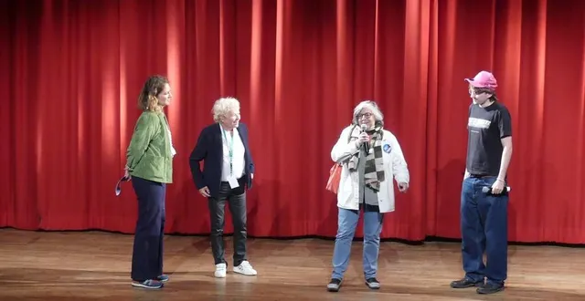 photo  marie-florence rocayolo a accompagné ses élèves pour construire un résumé des huit éditions précédentes, réalisé par antonin (sur scène), alexane, pierre, marie et marine.  &copy;  ouest-france 