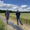photo agriculteur à montgaroult, clément larcher a planté une haie avec l’aide de luc bertrand, technicien en boisement chez bois négoce énergie.