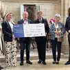 photo  présentation du prix remporté par l’association des amis de l’église d’Écouché. pauline de poncheville (directrice de l’organisme le plus grand musée de france), marie-charlotte vinclet (allianz Écouché), alain lolivier (maire), mélanie conrard (allianz), brigitte de beaumont et fabien pitois, responsables de l’association. 