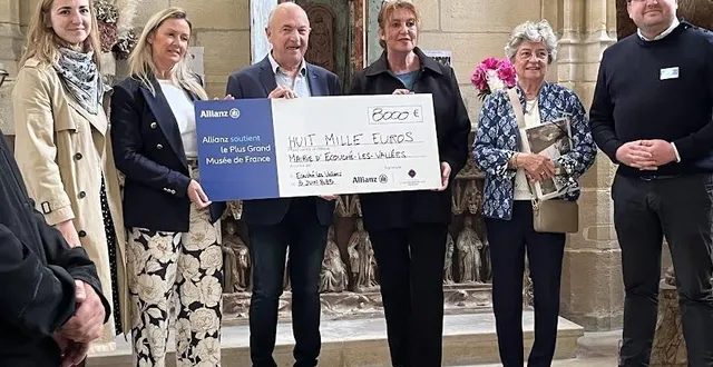 photo  présentation du prix remporté par l’association des amis de l’église d’écouché. pauline de poncheville (directrice de l’organisme le plus grand musée de france), marie-charlotte vinclet (allianz écouché), alain lolivier (maire), mélanie conrard (allianz), brigitte de beaumont et fabien pitois, responsables de l’association.  &copy;  ouest-france 