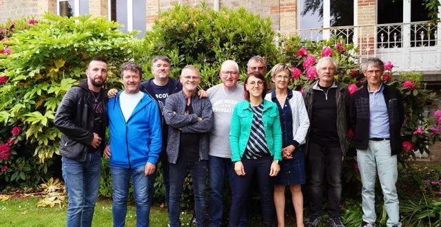 photo  les musiciens, les organisateurs, les techniciens rassemblés pour une bonne organisation des festivités.  &copy;  ouest-france 