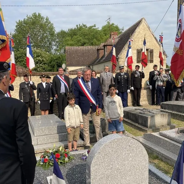 photo le maire bernard mahieux et deux enfants ont déposé une gerbe sur la tombe restaurée d’henri et yves roussel.  ©  ouest-france