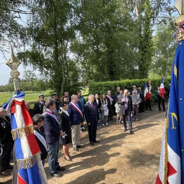 photo une centaine de personnes a participé à la cérémonie en hommage au résistant henri roussel.  ©  ouest-france