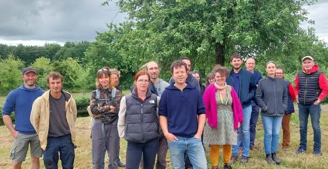 photo  lors de la visite d’exploitation cidricole. devant, au premier rang les agriculteurs marine boyer et adrien sallard.  &copy;  ouest-france 